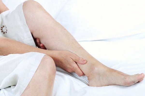 Ортопедическая подушка для ног при варикозе, виды, уход, советы по выбору