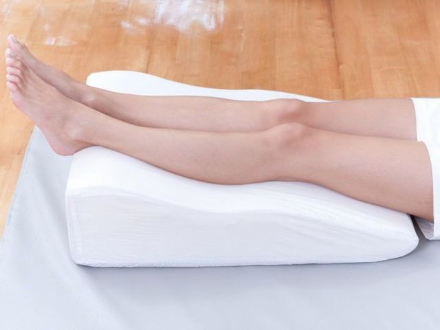 Ортопедическая подушка для ног при варикозе, виды, уход, советы по выбору